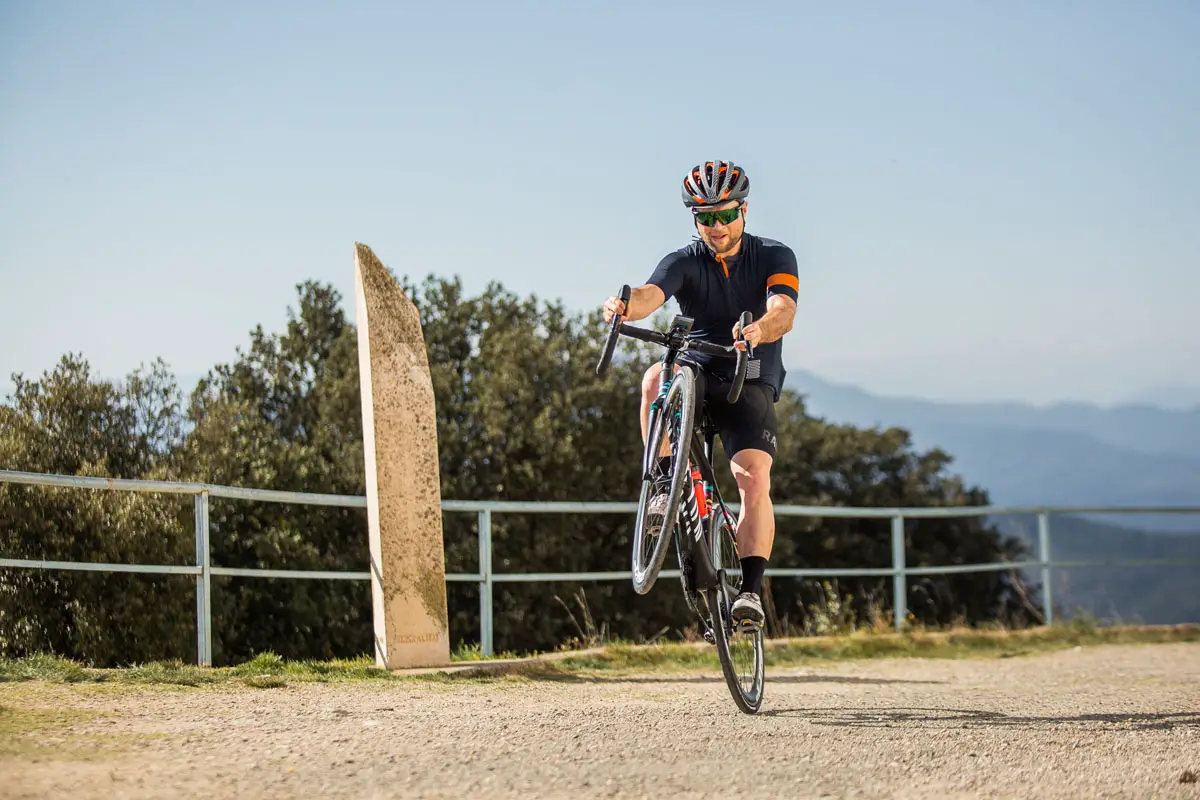 Sram Soldes -Sram Soldes Zach Overholt riding road bike